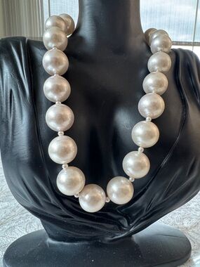 Classic Pearl-Style Statement Necklace in Pearl White Japan